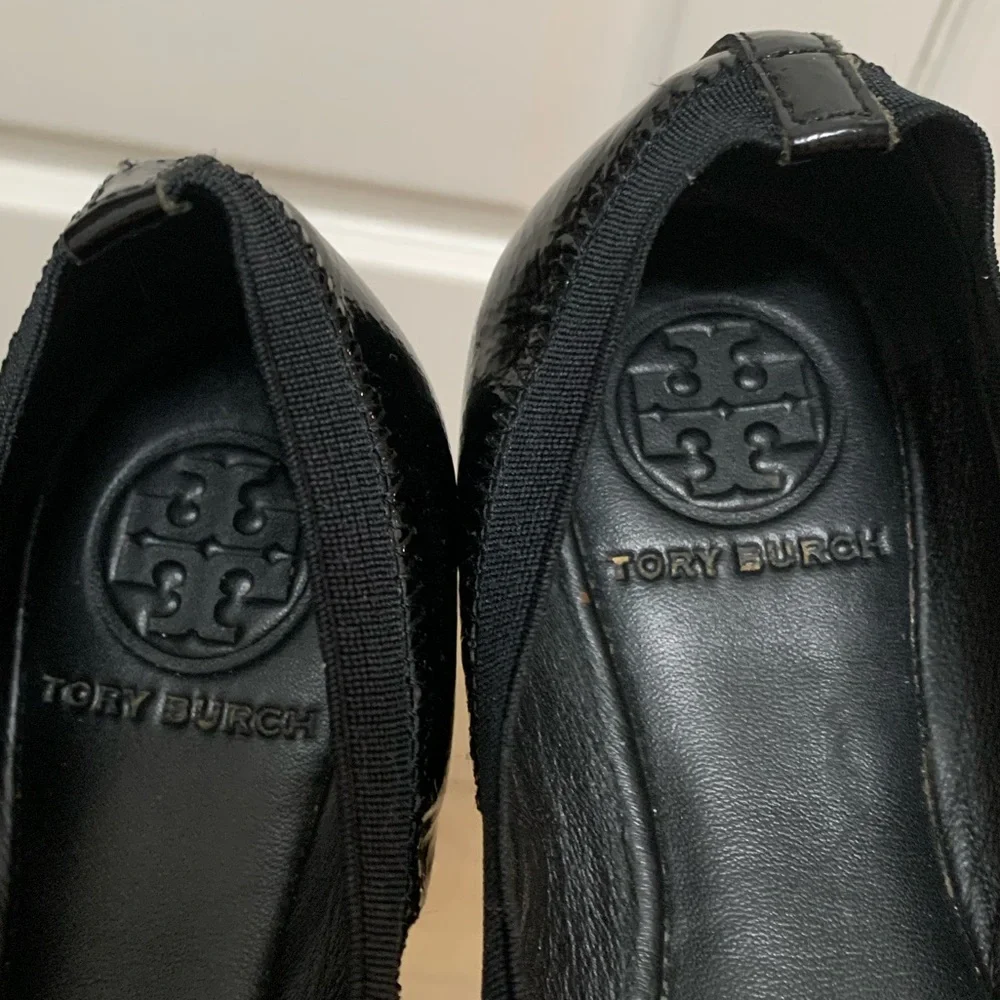 Tory Burch Caroline 5.5 Patent Black Ballet Flats Gold Logo Naplak Elastic